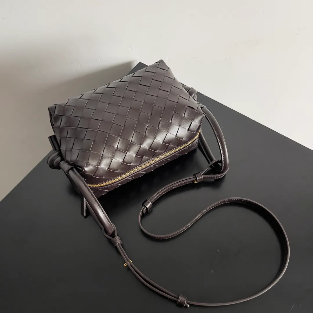 Batch 1360 BOTTEGA VENETA 2024 new loop is here! ! Many girls who like BV have owned the Loop bag. It has a simple appearance, classic weaving, and a compact and lightweight bag shape. This innovation continues the "camera bag" shape. Unlike the traditional Loop bag, which can only be worn as a crossbody bag, this innovation It can be carried by hand or cross-body, satisfying both the concave shape and daily needs. The oversized buckle can be folded and used as a handle. The sultry heat in summer ☀️ usually reduces people's desires. Having a lightweight bag will greatly enhance the happiness of traveling🫧 Style number: 796615 Size: 19*12*9cm